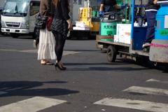 働く車と魅せる足