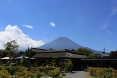 お茶屋と富士山