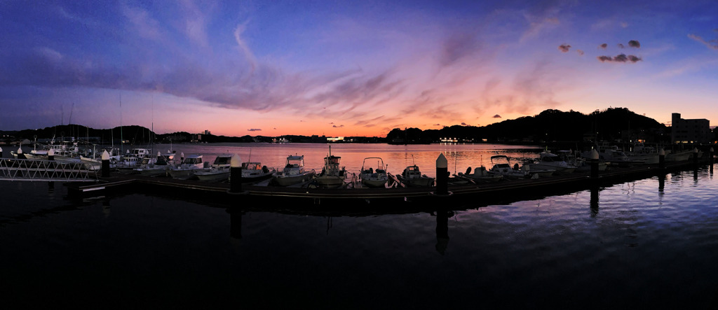 船溜まりの夕日