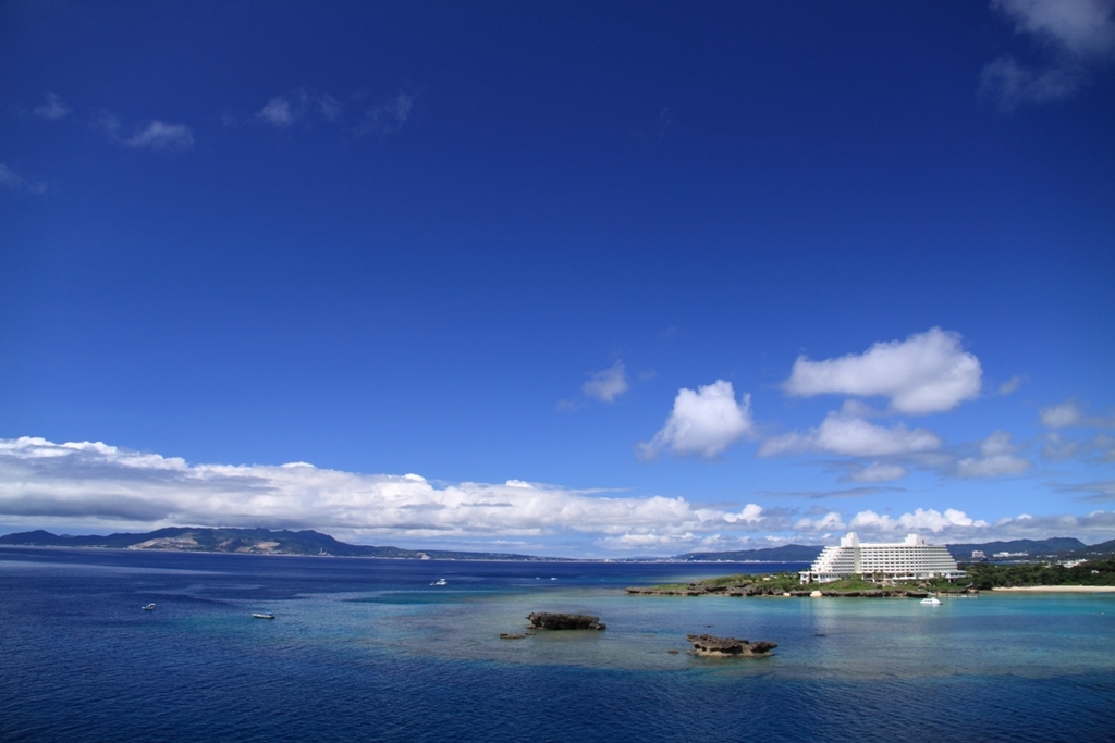 白く浮かぶホテル