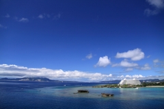 白く浮かぶホテル