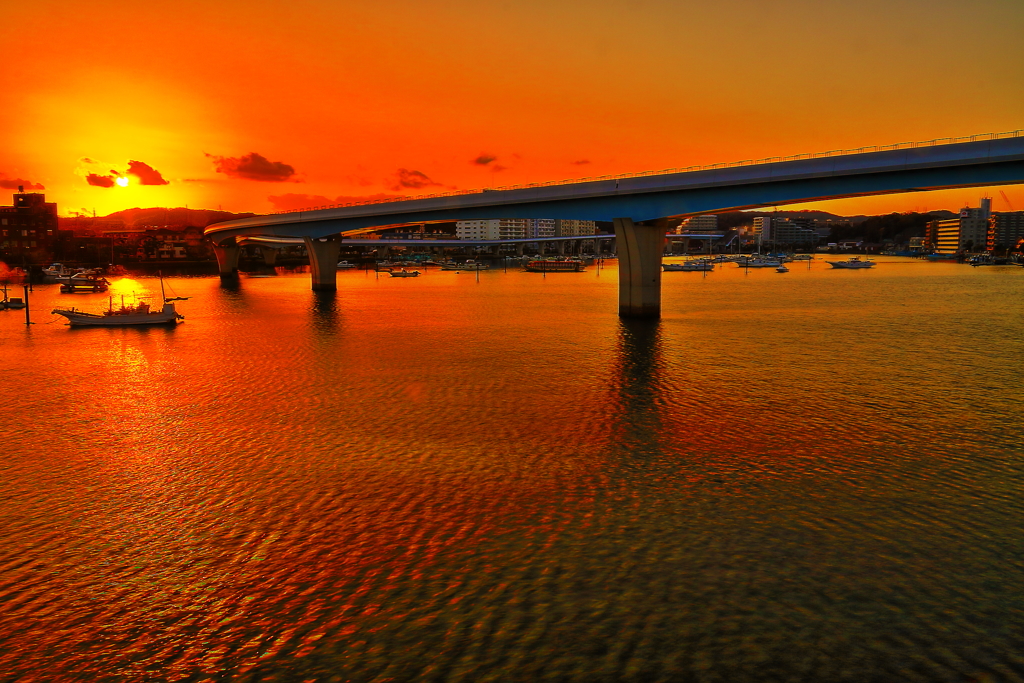 平潟湾、夕日に染まる