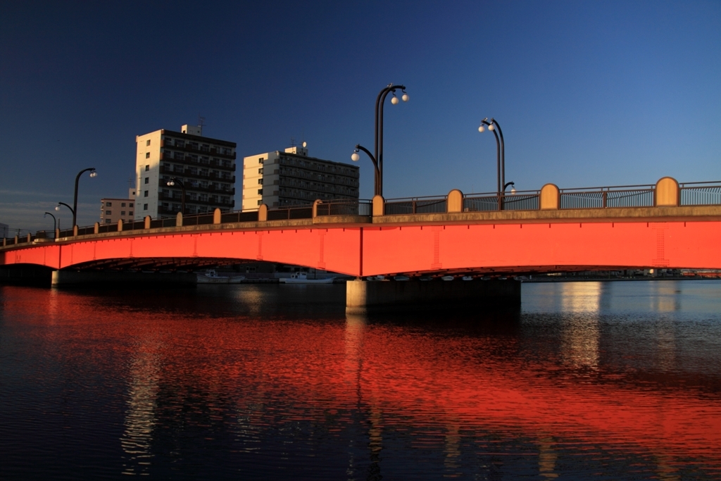 朱に染まる橋
