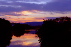 芦田川夕日（隙間から）