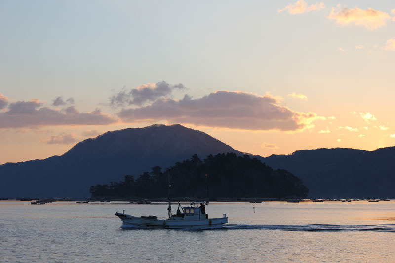 大島と船