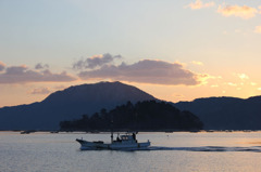 大島と船