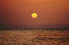 奄美大島に沈むまん丸な太陽