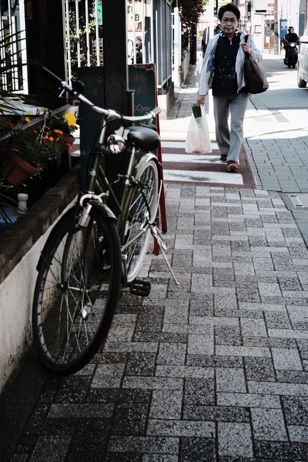 おばちゃんごめんね、自転車を撮りたかったんだ。。。