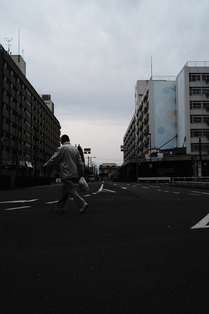 「ちょっと失礼」と、横切る男性
