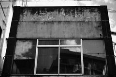 30年以上も前に閉店した料亭の、今も取り壊されずに残っている建物（上部）