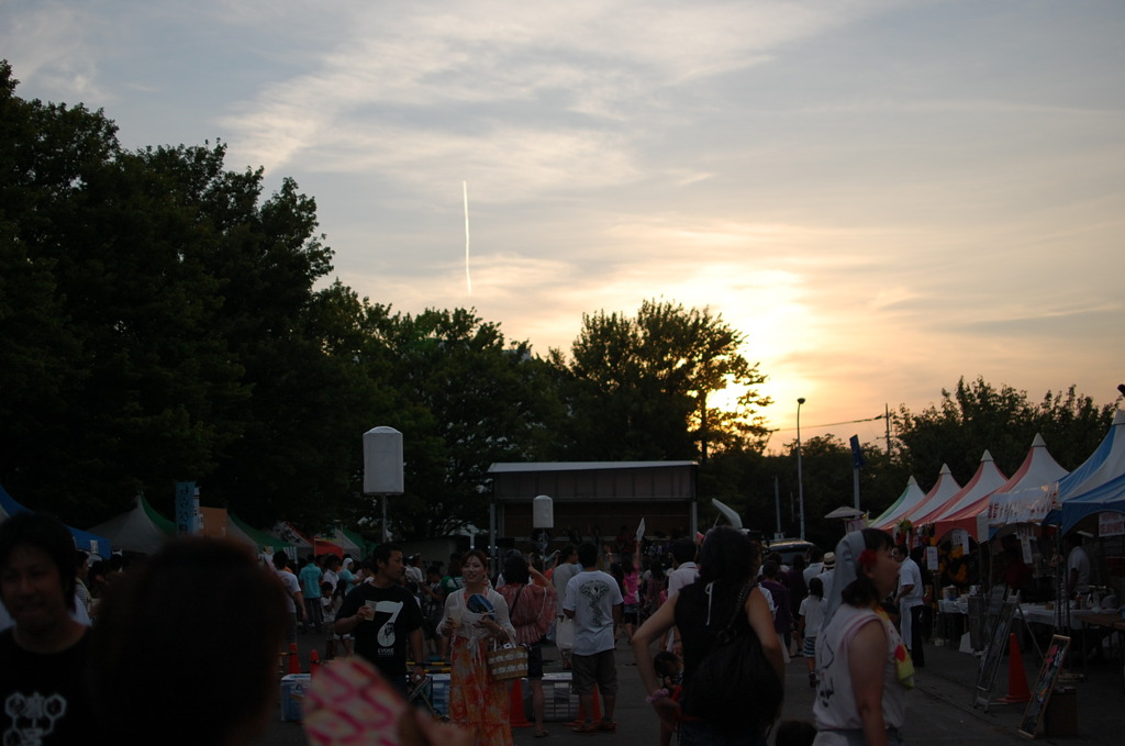 祭りと夕暮れと飛行機雲