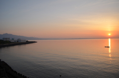朝焼けの海