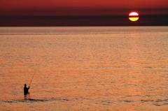 夕日を釣る男