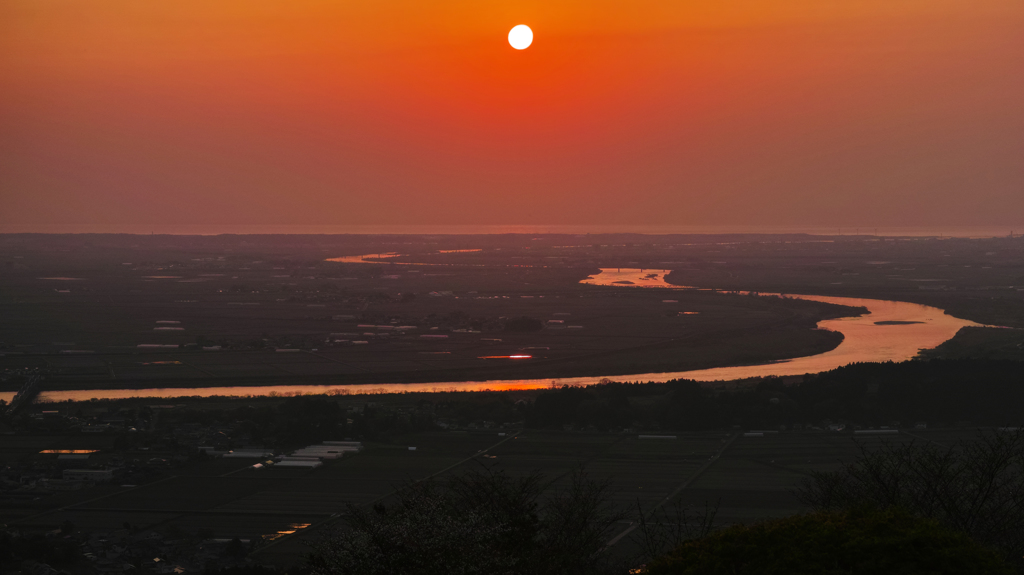 最上川と太陽