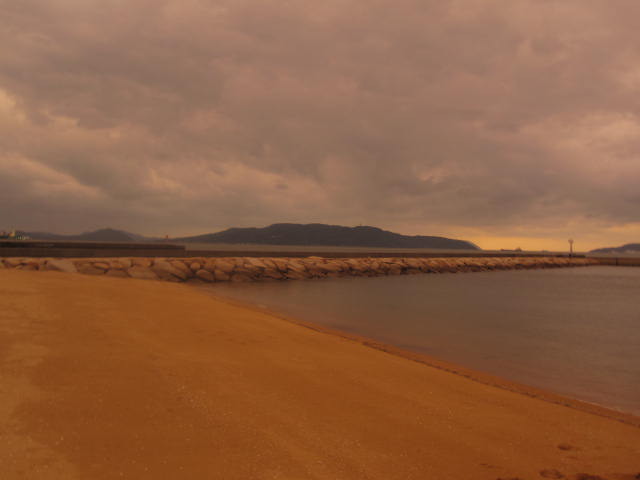 浜辺から小島を見る