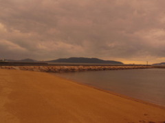 浜辺から小島を見る