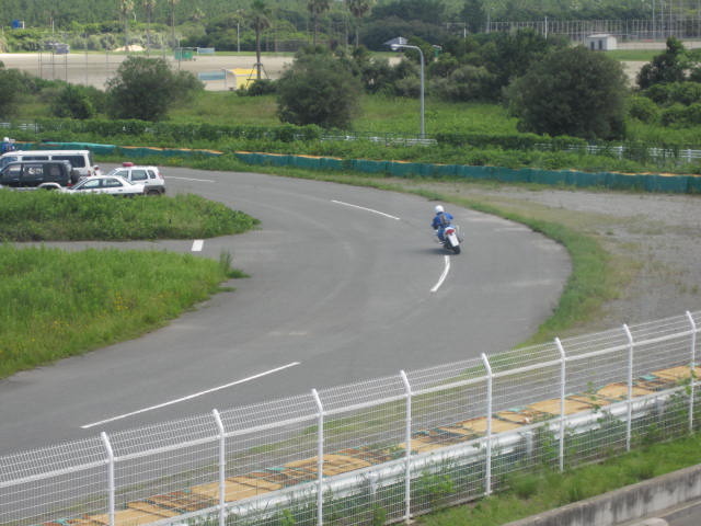 白バイ運転中の警察官