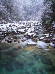 雪の渓谷