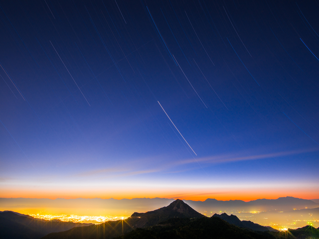 夕暮れと星空の間