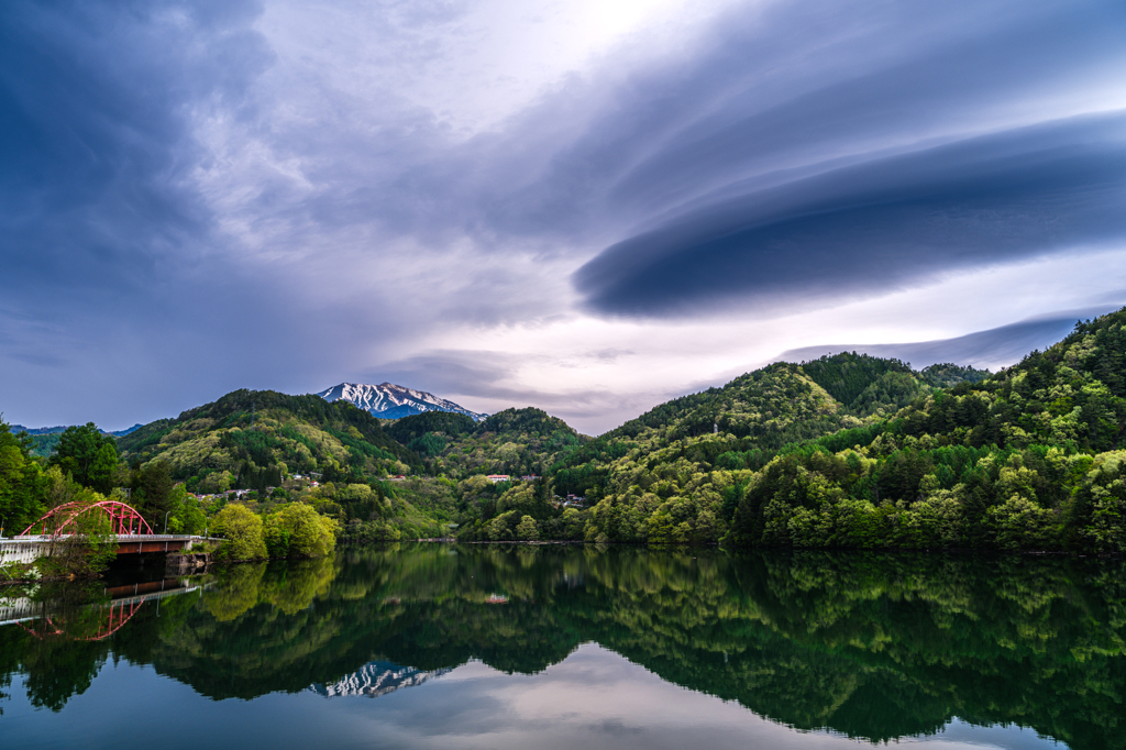 新緑のダム湖と吊るし雲