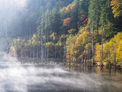 紅葉の自然湖②