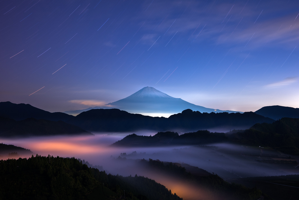 滝雲と富士の夜