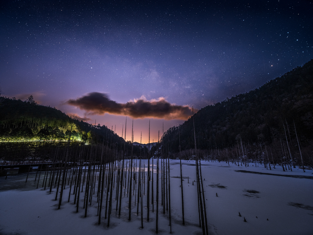 自然湖の夜明けと天の川