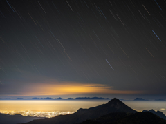 雲海に浮かぶ北アルプスと星空