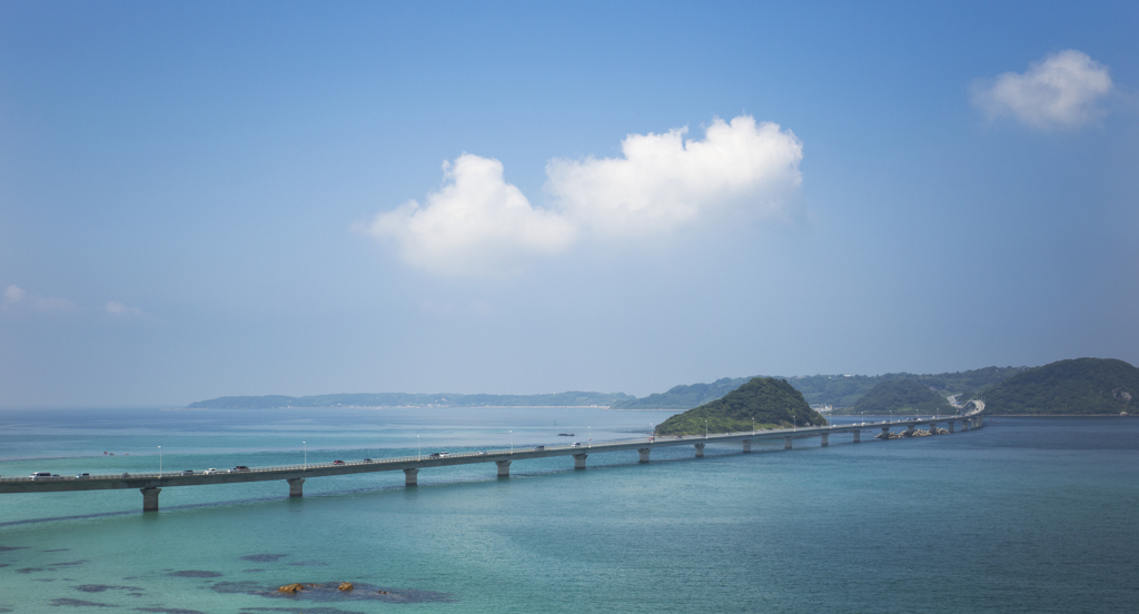 雲と角島大橋
