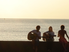 夕陽を背負うギタリスト