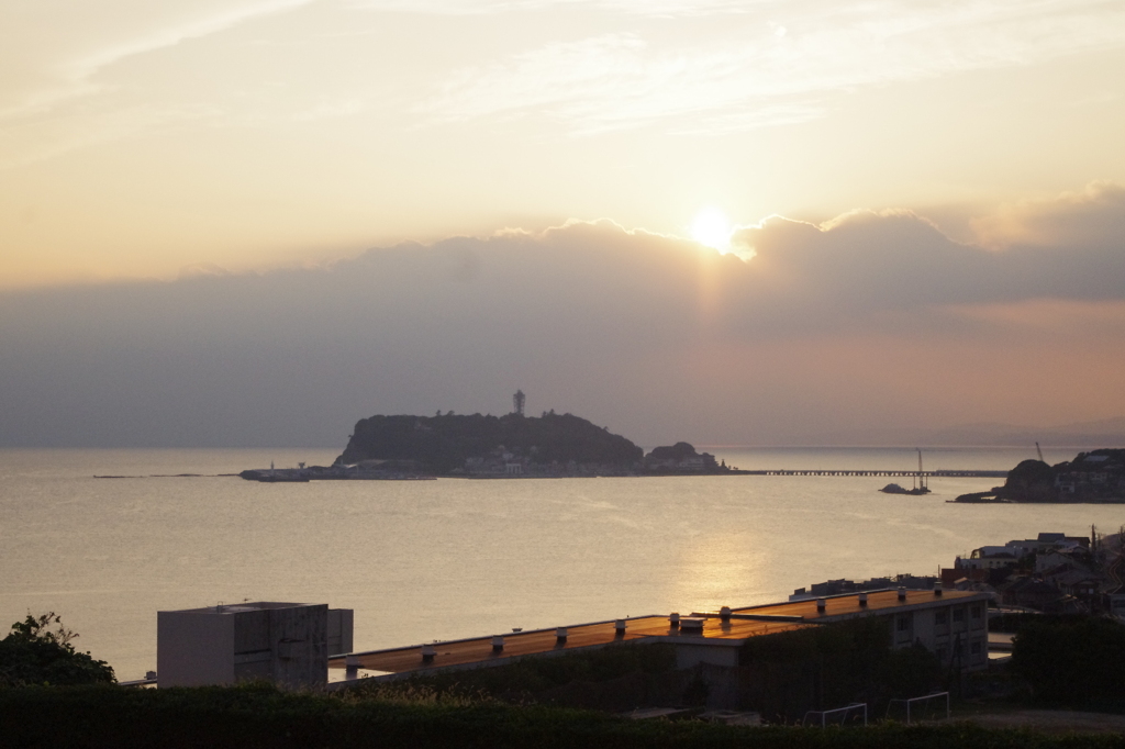 江の島と夕日