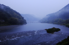 雨の沈下橋