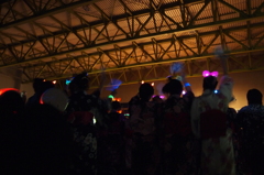 光る耳と色づく天井