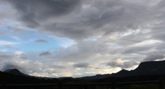 万年山と空