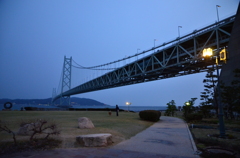節電中の明石海峡大橋