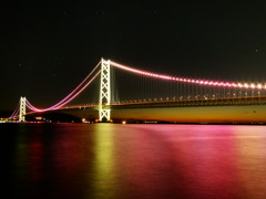 桃色の明石海峡大橋