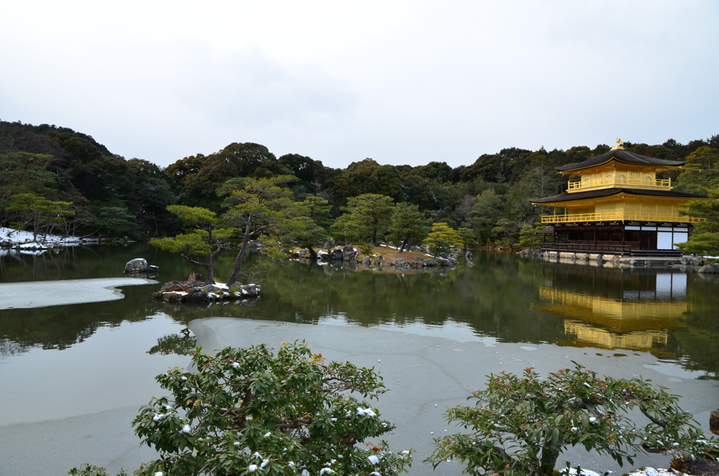 鹿苑寺金閣と鏡湖池