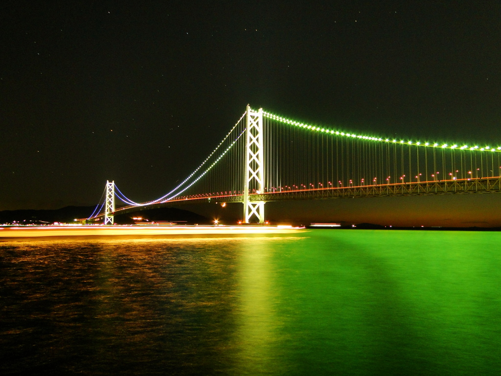 青×緑の明石海峡大橋