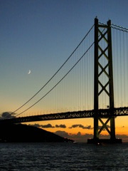 夕暮れの明石海峡大橋
