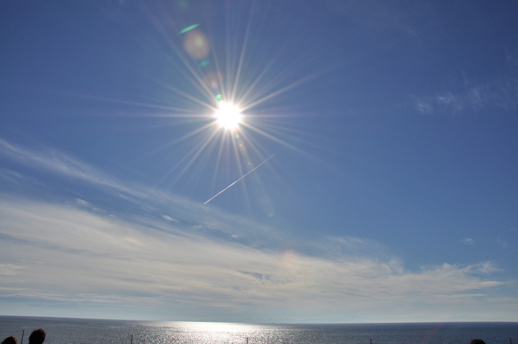 海と空と太陽と飛行機雲