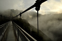 吊橋と山