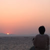 沈む日を見ながら