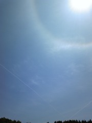 飛行機雲と太陽の輪
