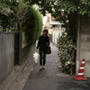 路地で