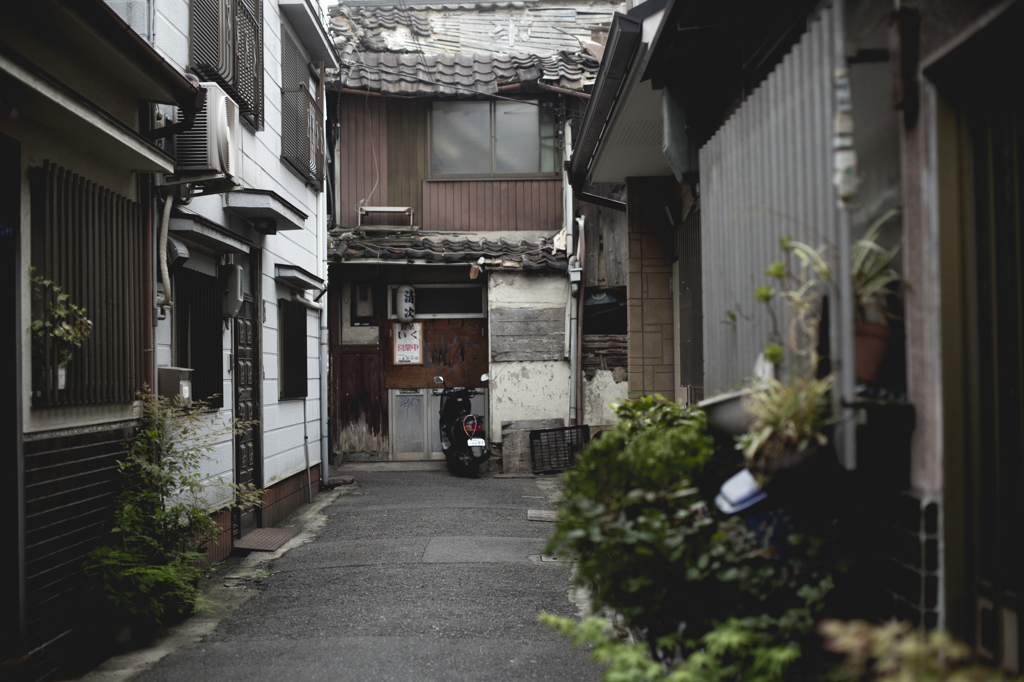 路地に迷い込んで
