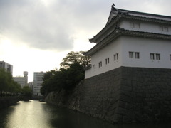 駿府城　攻めあぐねる