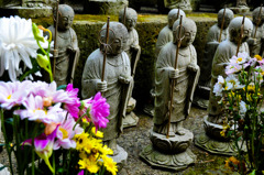 地蔵と花