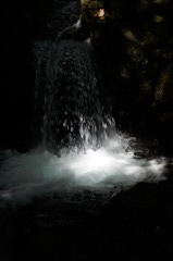 光る滝壺
