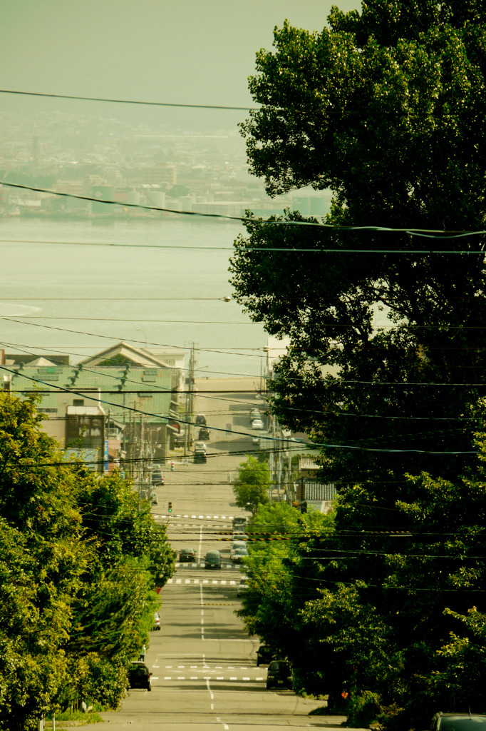 電線の多い坂道