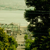電線の多い坂道